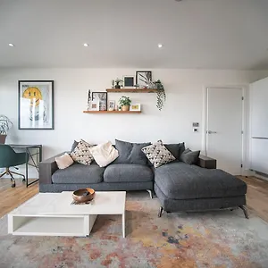  Apartment Stunning Riverside View Apartment, Near Canary Wharf & O2 United Kingdom